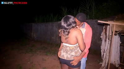 ਕਲੱਬ ਦੀ ਇੱਕ ਮੋਟੀ ਕੁੜੀ ਨਾਲ ਸਟ੍ਰੀਟ ਰੋਮਾਂਸ ਅਤੇ ਗਰਮ ਸੈਕਸ